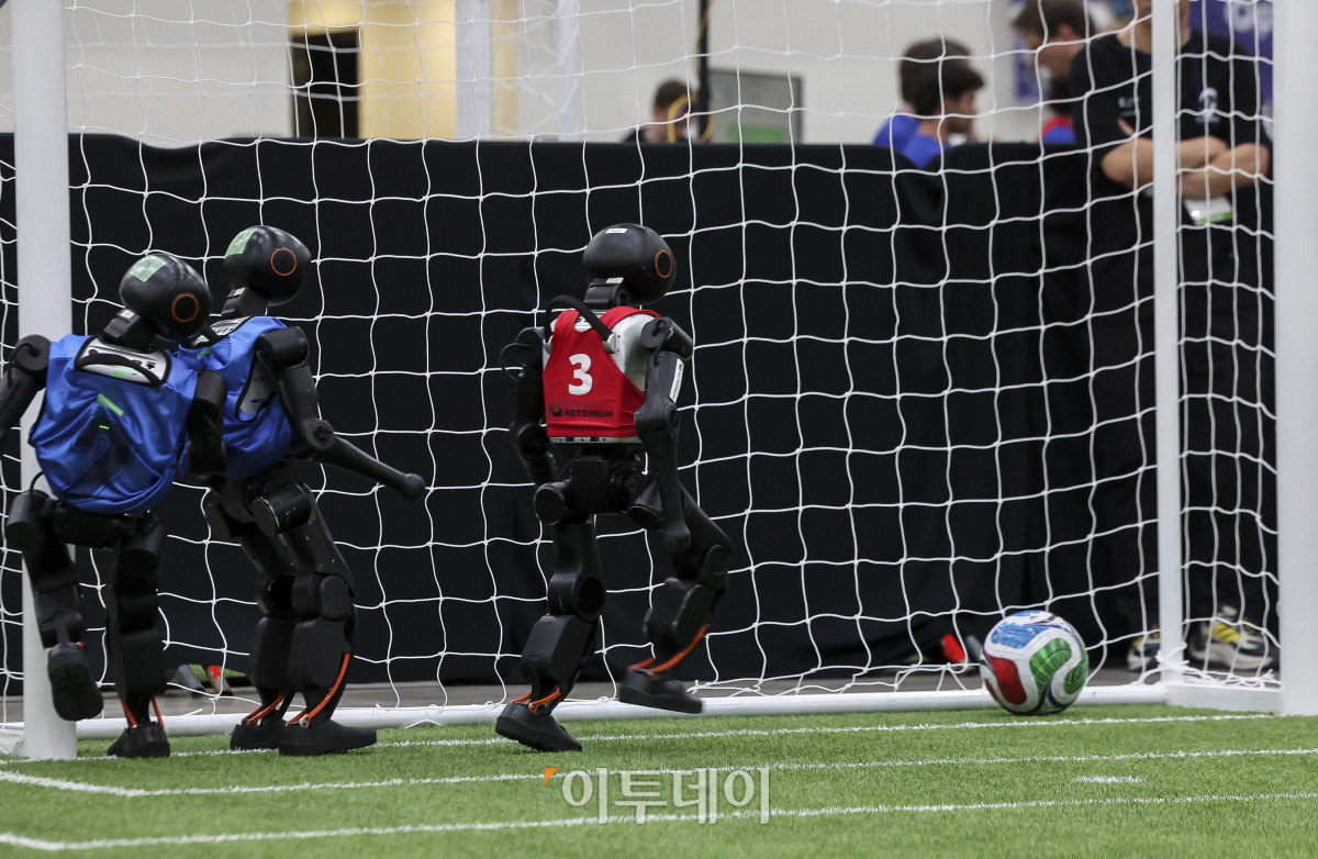 ▲2일 인천 연수구 송도컨벤시아에서 열린 '로보컵 2026'에서 축구로봇들이 경기를 펼치고 있다. 이번 대회는 전 세계 45개국 364개 팀, 2800여명의 선수가 참가 신청을 냈다. '로보컵 2026'은 2일부터 6일까지 5일간 개최된다. 고성준 기자 joonko1@