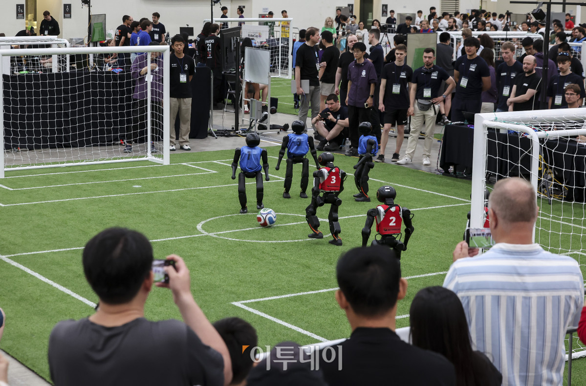 ▲2일 인천 연수구 송도컨벤시아에서 열린 '로보컵 2026'에서 축구로봇들이 경기를 펼치고 있다. 이번 대회는 전 세계 45개국 364개 팀, 2800여명의 선수가 참가 신청을 냈다. '로보컵 2026'은 2일부터 6일까지 5일간 개최된다. 고성준 기자 joonko1@