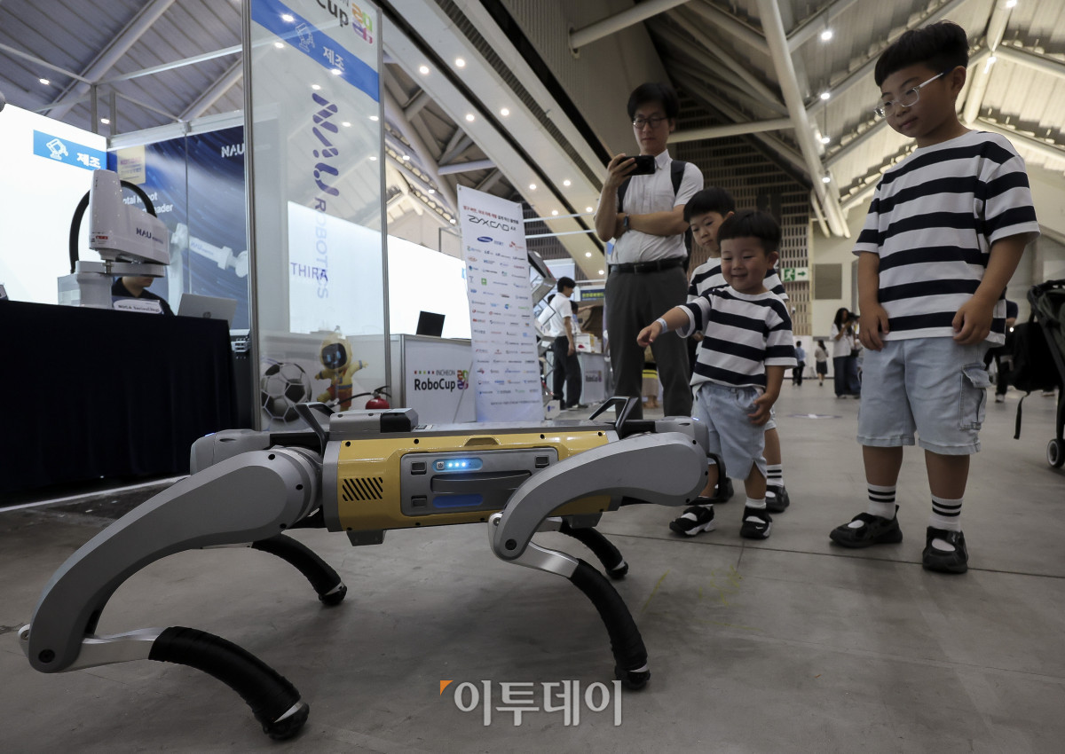 ▲2일 인천 연수구 송도컨벤시아에서 열린 '로보컵 2026' 참가사 부스에서 어린이들이 강아지 로봇을 관람하고 있다. 이번 대회는 전 세계 45개국 364개 팀, 2800여명의 선수가 참가 신청을 냈다. '로보컵 2026'은 2일부터 6일까지 5일간 개최된다. 고성준 기자 joonko1@