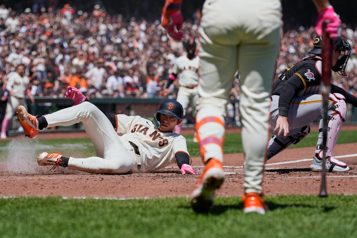 ▲2루타 진루 후 홈을 파고드는 메이저리그(MLB) 샌프란시스코 자이언츠의 이정후. (뉴시스)