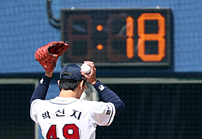 ▲2024 KBO리그 두산 베어스와 KIA 타이거즈의 시범경기에 '피치클록'이 시범 운영되고 있다. (뉴시스)
