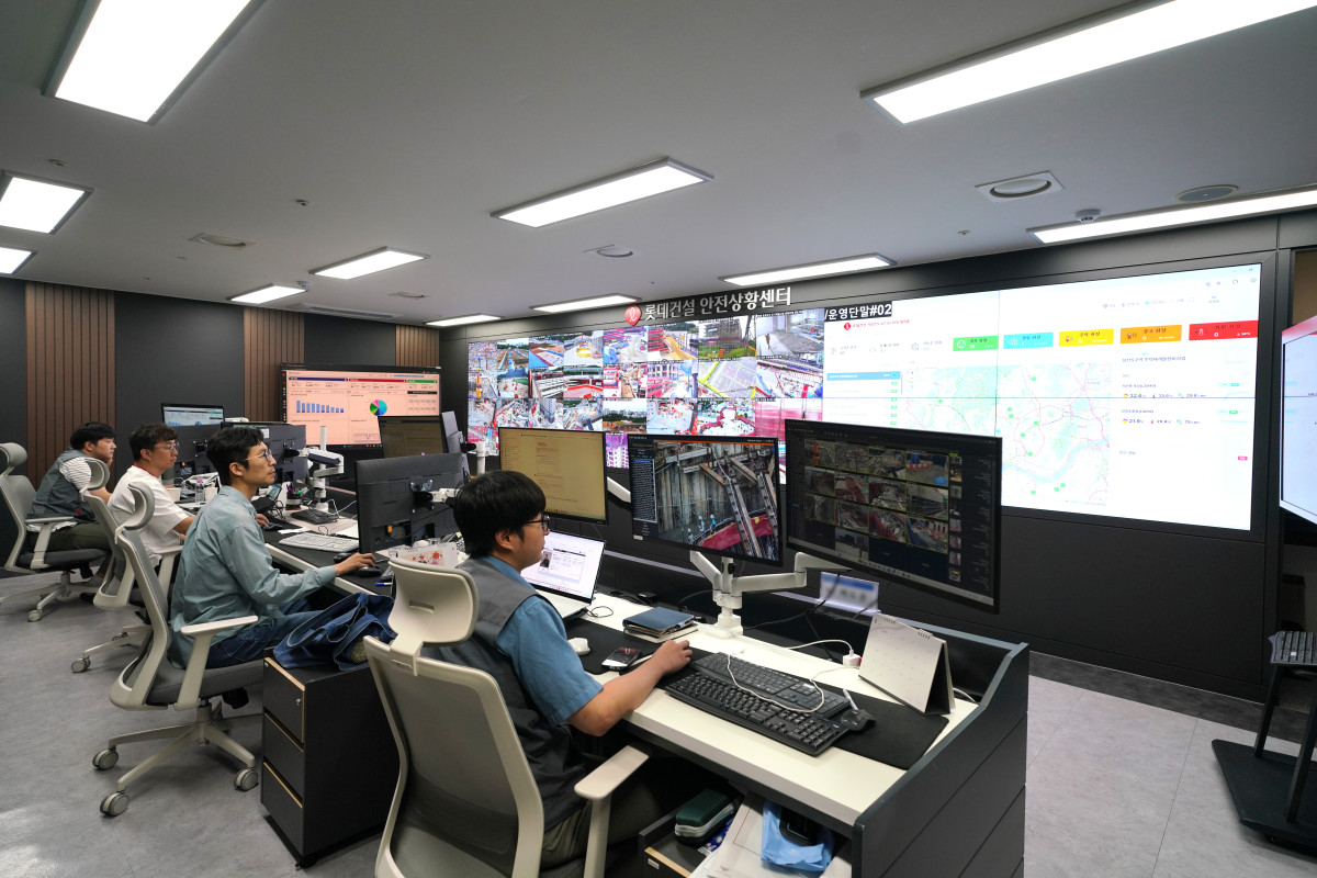▲﻿롯데건설 본사 안전관리자들이 안전상황센터에서 전국 현장의 IoT 온∙습도계 가동상태와 실시간 체감온도를 모니터 링하고 있다. (사진제공=롯데건설)