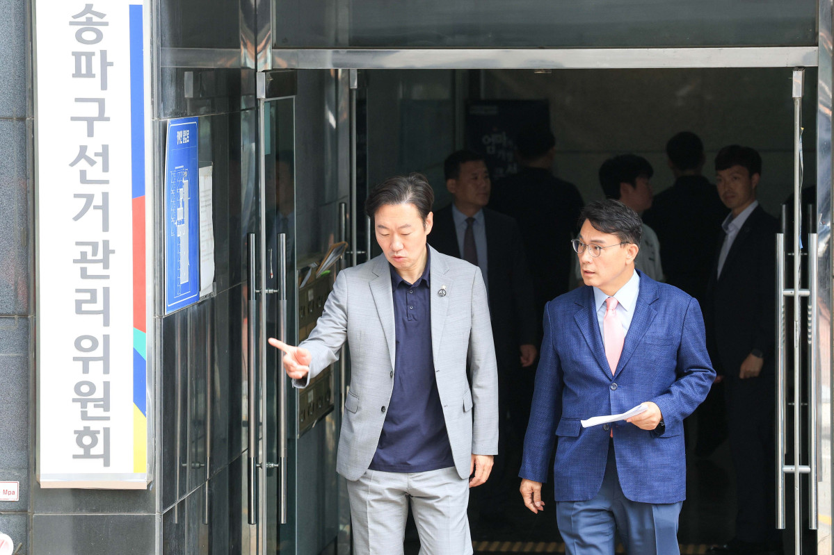 ▲윤상현 6·3 지방선거 투표용지 부족 사태 국정조사특별위원회 위원장이 2일 서울 송파구 선거관리위원회에서 열린 '투표용지 부족 사태 관련 현장보고회'를 마친 뒤 이동하고 있다. 국회사진기자단