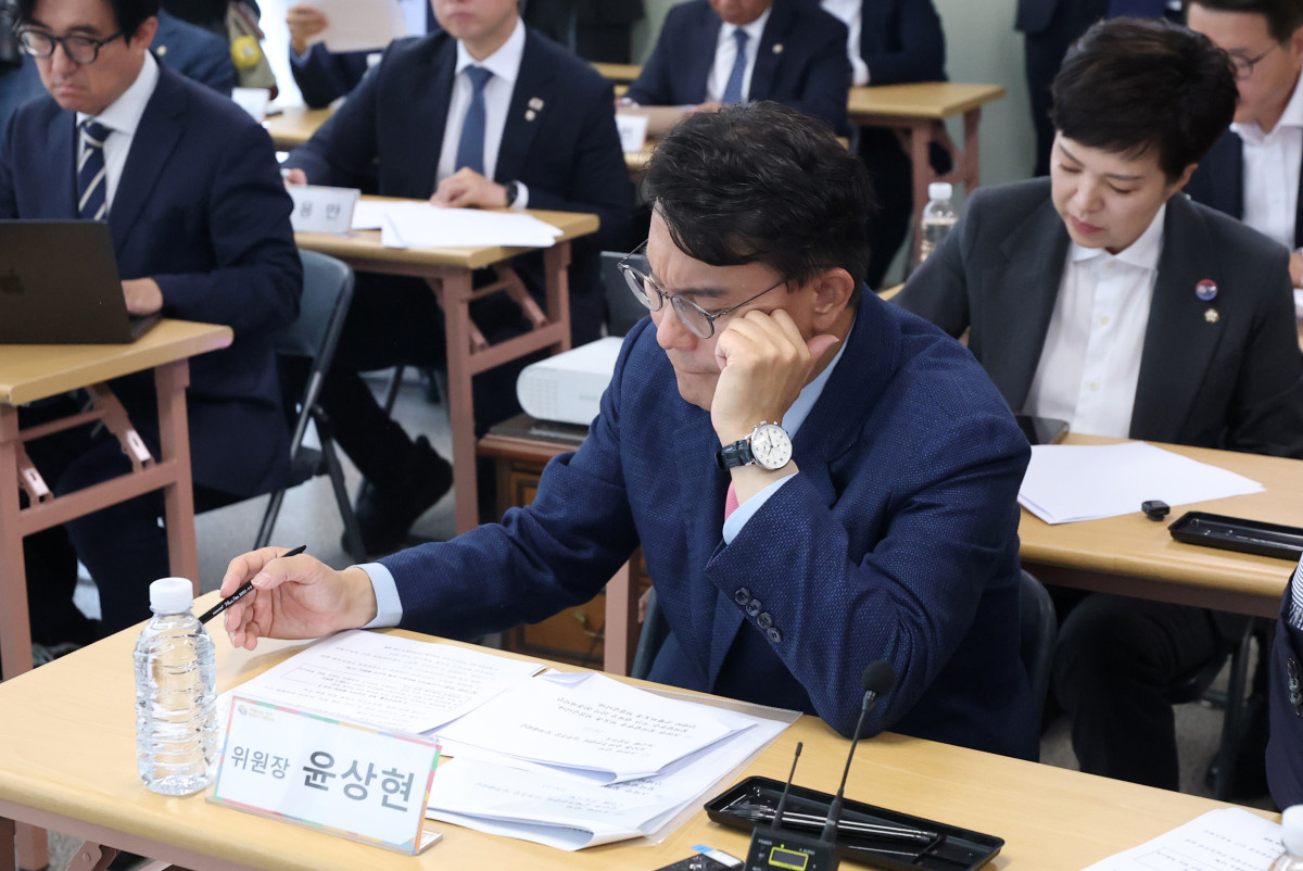 ▲윤상현 6·3 지방선거 투표용지 부족 사태 국정조사특별위원회 위원장이 2일 오전 서울 송파구 선거관리위원회에서 열린 '투표용지 부족 사태 관련 현장보고회'에서 자료를 확인하고 있다. 국회사진기자단