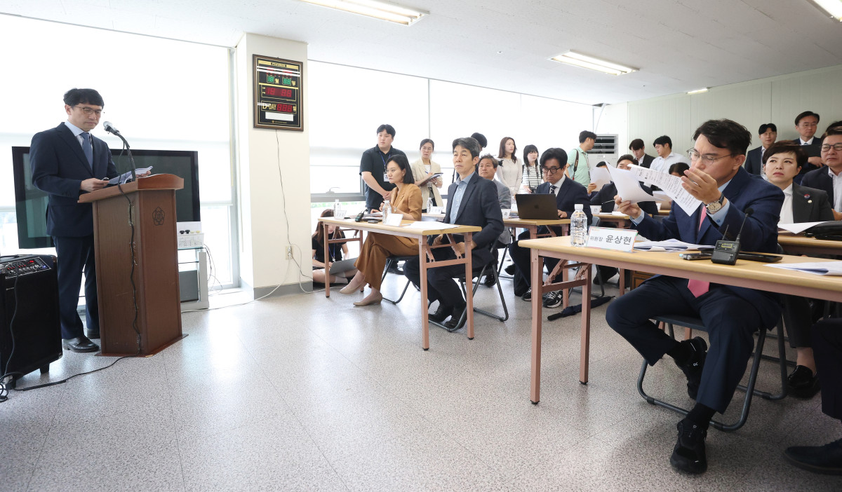 ▲김남훈 송파구선거관리위원회 사무국장 직무대리가 2일 오전 서울 송파구 선거관리위원회에서 열린 '투표용지 부족 사태 관련 현장보고회'에서 브리핑을 하고 있다. 국회사진기자단