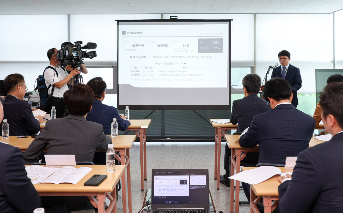 ▲김남훈 송파구선거관리위원회 사무국장 직무대리가 2일 서울 송파구 선거관리위원회에서 투표용지 부족 사태에 대해 브리핑 하고 있다. 국회사진기자단