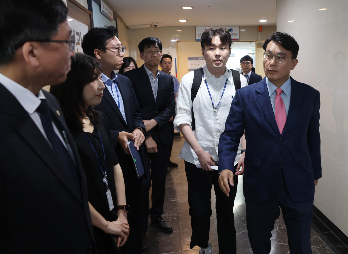 ▲윤상현 6·3 지방선거 투표용지 부족 사태 국정조사특별위원회 위원장이 2일 오전 서울 송파구 선거관리위원회에서 열린 '투표용지 부족 사태 관련 현장보고회'에 들어서고 있다. 국회사진기자단