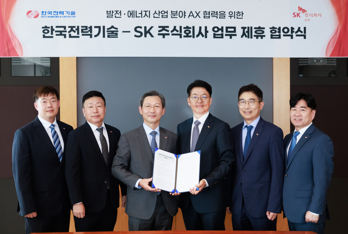 ▲김완종 SK AX 사장(오른쪽에서 세번째), 손건일 SK AX CCO(최고고객책임자) (오른쪽에서 두번째), 김태균 한국전력기술 사장(왼쪽에서 세번째), 장현영 한국전력기술 연구원장(왼쪽에서 두번째) 등 관계자들이 ‘발전·에너지 산업 분야 AX 협력을 위한 업무협약식(MOU) 후 기념사진을 찍은 모습. (사진제공=SK AX)