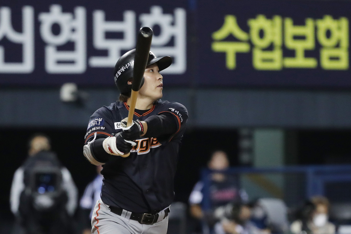 ▲2022 KBO 올스타전 10회초 승부치기에서 나눔 올스타 한화 이글스 정은원이 3점 홈런을 때리고 있다. (뉴시스)