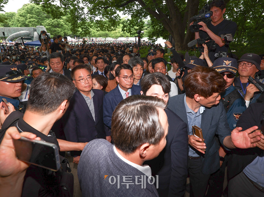 ▲윤상현 국조특위 위원장과 6·3 지방선거 투표용지 부족 사태를 조사 중인 국회 국정조사특별위원회 위원들이 2일 서울 송파구 올림픽공원 내 개표소 내부로 진입을 대기하고 있다. 국회사진기자단 (이투데이DB)