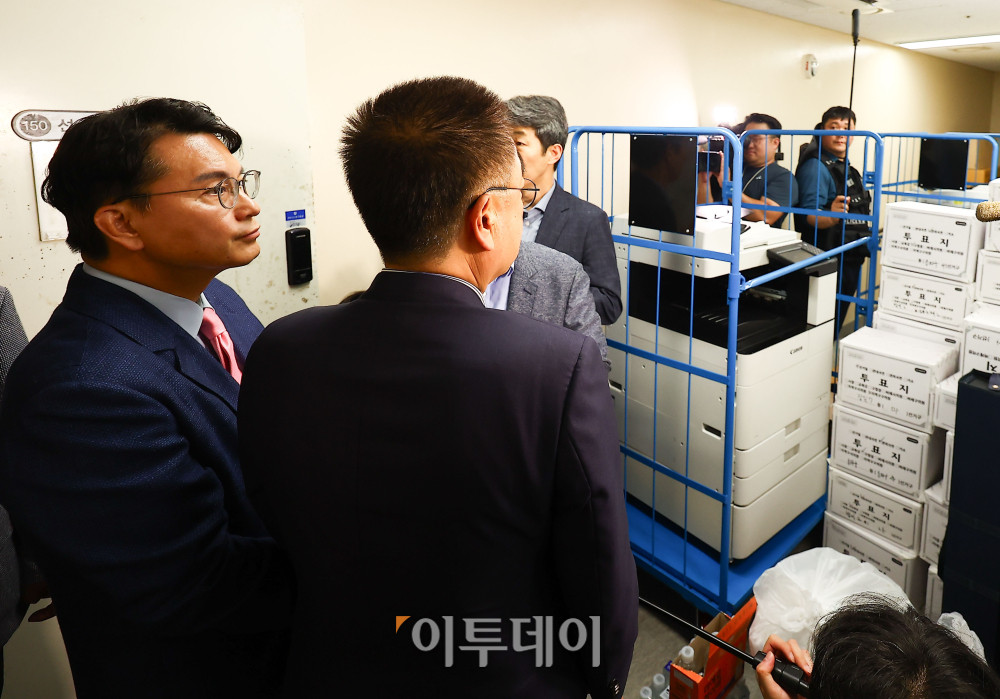 ▲6·3 지방선거 투표용지 부족 사태를 조사 중인 윤상현 국회 국정조사특별위원회 위원장을 비롯한 위원들이 2일 서울 송파구 올림픽공원 내 개표소 내부를 둘러보고 있다. 국회사진기자단 (이투데이DB)