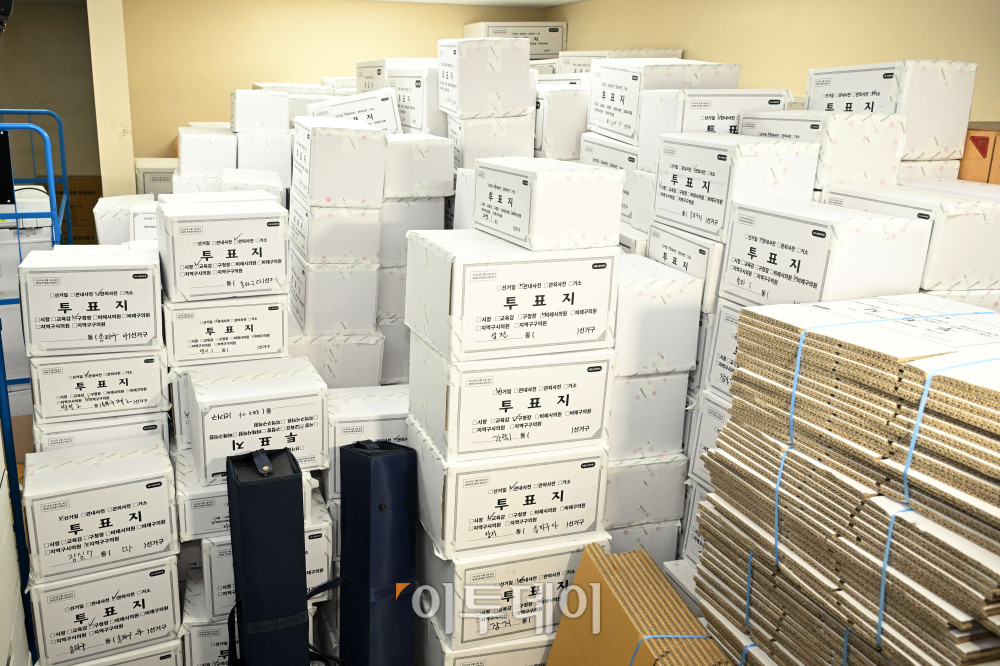 ▲국회 전국동시지방선거 투표용지 부족 사태 등 국민 참정권 침해 진상규명 및 선거관리 개혁을 위한 국정조사 특별위원회가 2일 오전 서울 송파구 올림픽공원 핸드볼경기장에 대한 현장조사에 나선 가운데 개표소 내부에 투표지 보관박스가 쌓여있다. /국회사진기자단 2026.07.02