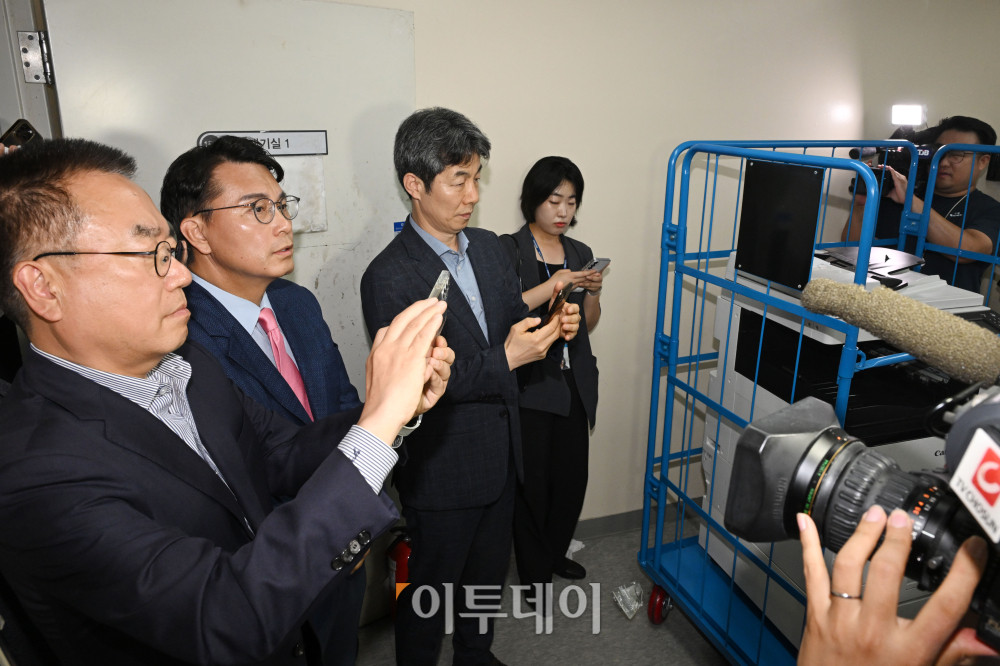 ▲국회 전국동시지방선거 투표용지 부족 사태 등 국민 참정권 침해 진상규명 및 선거관리 개혁을 위한 국정조사 특별위원회가 2일 오전 서울 송파구 올림픽공원 핸드볼경기장에 대한 현장조사에 나선 가운데 윤상현 위원장과 위원들이 현장을 살펴보고 있다. /국회사진기자단 2026.07.02