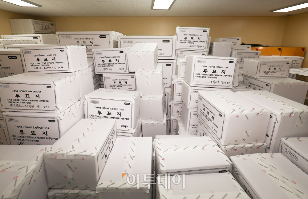 ▲6·3 지방선거 투표용지 부족 사태를 조사 중인 윤상현 국회 국정조사특별위원회 위원장을 비롯한 위원들이 서울 송파구 올림픽공원 내 개표소 찾은 2일 개표소 내부에 투표용지 보관박스가 쌓여 있다. 국회사진기자단