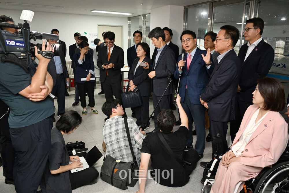 ▲국회 전국동시지방선거 투표용지 부족 사태 등 국민 참정권 침해 진상규명 및 선거관리 개혁을 위한 국정조사 특별위원회가 2일 오전 서울 송파구 올림픽공원 핸드볼경기장에 대한 현장조사에 나선 가운데 윤상현 위원장과 위원들이 발언을 하고 있다. /국회사진기자단 2026.07.02