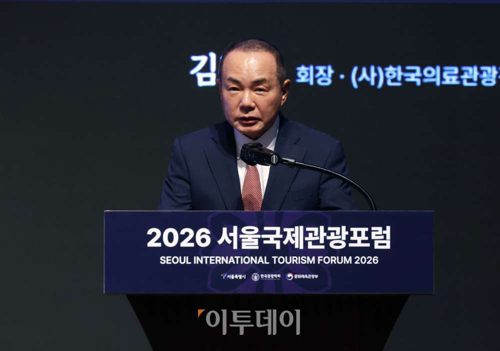 ▲김진국 한국의료관광진흥협회 회장이 2일 서울 중구 웨스틴조선호텔에서 열린 ‘서울의료관광정책포럼’에서 환영사를 하고 있다. ‘대한민국 의료관광의 글로벌 경쟁력 제고’를 주제로 한국의료관광진흥협회(KMTPA)가 주최한 서울의료관광정책포럼은 ‘제100회 한국관광학회 서울국제학술대회 & 2026 서울국제관광포럼’의 특별세션으로 진행됐다. 신태현 기자 holjjak@ (이투데이DB)