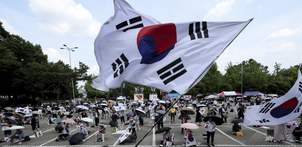 ▲1일 오후 서울 송파구 올림픽공원 핸드볼경기장 인근에서 6·3 지방선거 투표용지 부족사태에 항의하는 '개표소 봉쇄시위' 참가자들이 "부정선거 재선거 당일투표 수개표"를 외치고 있다. 고성준 기자 joonko1@