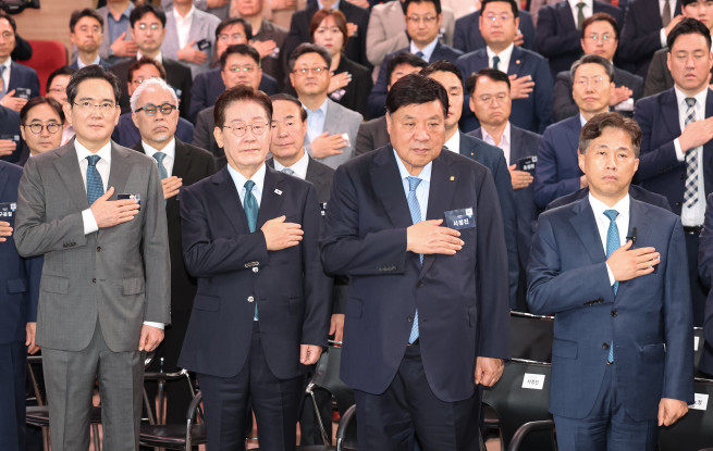 ▲이재명 대통령이 2일 충남 아산시에서 열린 충청권 첨단산업 발전비전 국민보고회에서 국민의례를 하고 있다. (왼쪽부터) 이재용 삼성전자 회장, 이재명 대통령, 서정진 셀트리온 회장, 곽노정 SK하이닉스 대표. (연합뉴스)