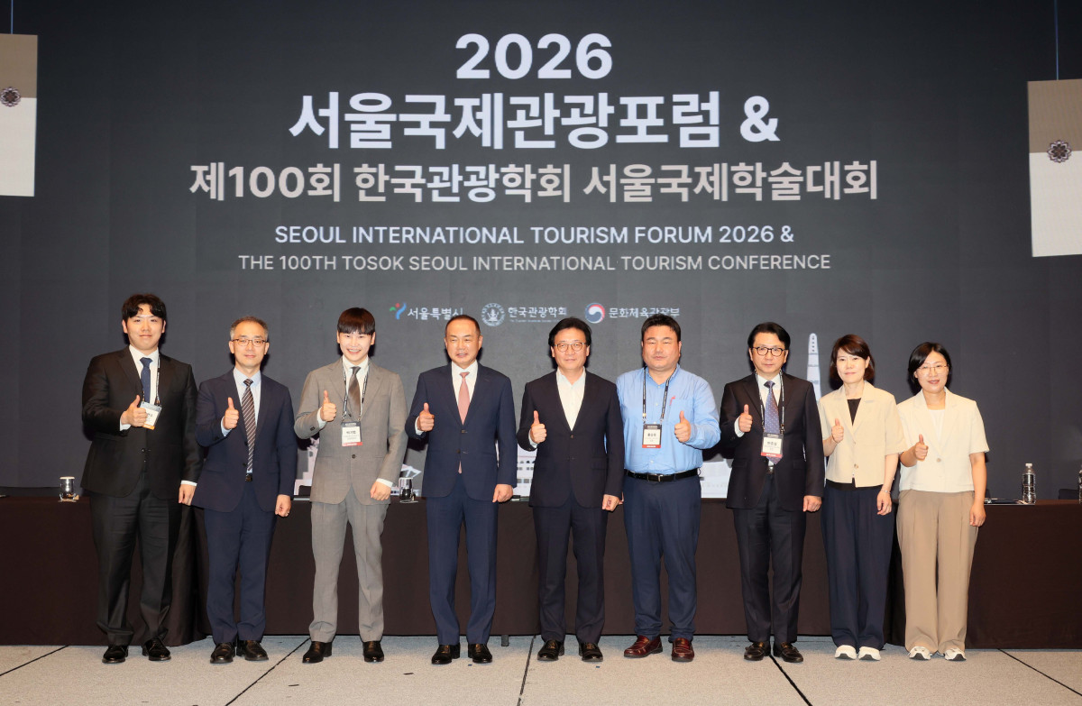 ▲김진국 한국의료관광진흥협회 회장, 반준섭 대한성형외과의사회 회장 등이 2일 서울 중구 웨스틴조선호텔에서 열린 ‘서울의료관광정책포럼’에서 기념촬영을 하고 있다. ‘대한민국 의료관광의 글로벌 경쟁력 제고’를 주제로 한국의료관광진흥협회(KMTPA)가 주최한 서울의료관광정책포럼은 ‘제100회 한국관광학회 서울국제학술대회 & 2026 서울국제관광포럼’의 특별세션으로 진행됐다. 신태현 기자 holjjak@