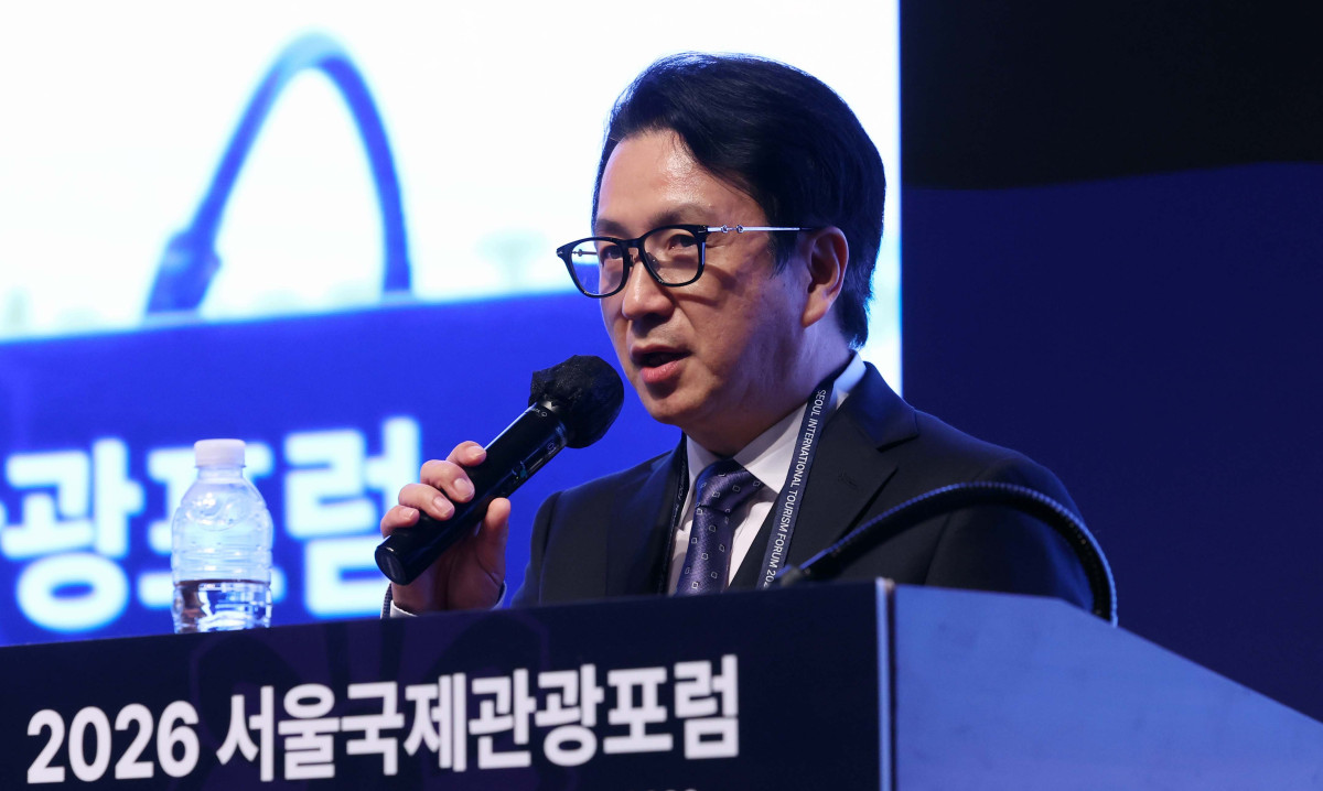 ▲반준섭 대한성형외과의사회 회장이 2일 서울 중구 웨스틴조선호텔에서 열린 ‘서울의료관광정책포럼’에서 발표하고 있다. ‘대한민국 의료관광의 글로벌 경쟁력 제고’를 주제로 한국의료관광진흥협회(KMTPA)가 주최한 서울의료관광정책포럼은 ‘제100회 한국관광학회 서울국제학술대회 & 2026 서울국제관광포럼’의 특별세션으로 진행됐다. 신태현 기자 holjjak@