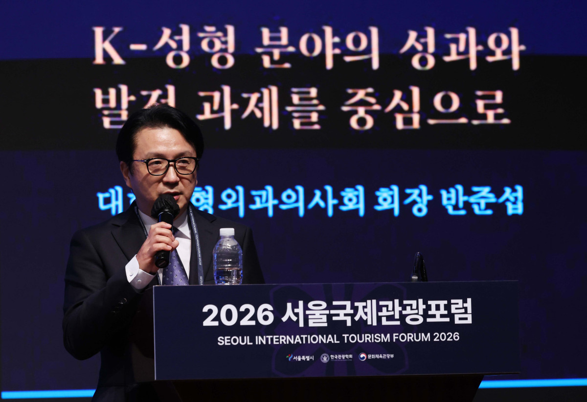 ▲반준섭 대한성형외과의사회 회장이 2일 서울 중구 웨스틴조선호텔에서 열린 ‘서울의료관광정책포럼’에서 발표하고 있다. ‘대한민국 의료관광의 글로벌 경쟁력 제고’를 주제로 한국의료관광진흥협회(KMTPA)가 주최한 서울의료관광정책포럼은 ‘제100회 한국관광학회 서울국제학술대회 & 2026 서울국제관광포럼’의 특별세션으로 진행됐다. 신태현 기자 holjjak@