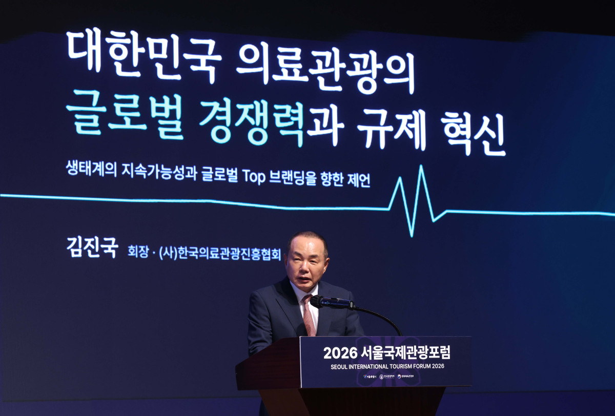 ▲김진국 한국의료관광진흥협회 회장이 2일 서울 중구 웨스틴조선호텔에서 열린 ‘서울의료관광정책포럼’에서 환영사를 하고 있다. ‘대한민국 의료관광의 글로벌 경쟁력 제고’를 주제로 한국의료관광진흥협회(KMTPA)가 주최한 서울의료관광정책포럼은 ‘제100회 한국관광학회 서울국제학술대회 & 2026 서울국제관광포럼’의 특별세션으로 진행됐다. 신태현 기자 holjjak@