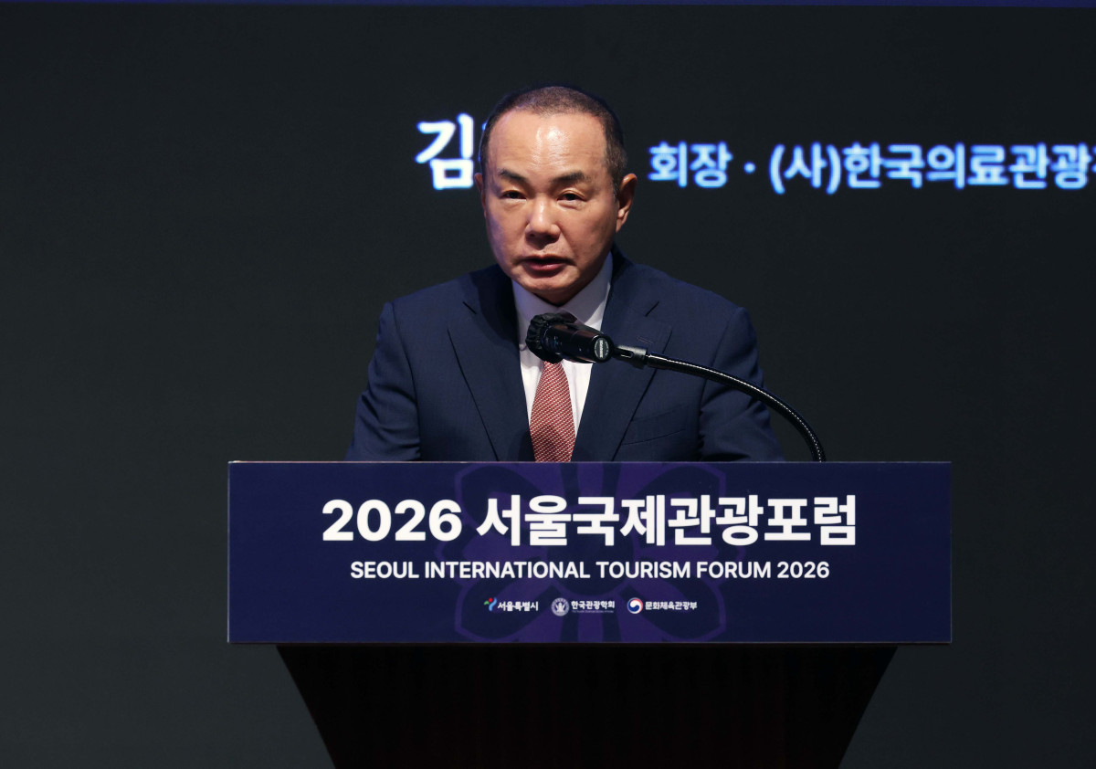 ▲김진국 한국의료관광진흥협회 회장이 2일 서울 중구 웨스틴조선호텔에서 열린 ‘서울의료관광정책포럼’에서 환영사를 하고 있다. ‘대한민국 의료관광의 글로벌 경쟁력 제고’를 주제로 한국의료관광진흥협회(KMTPA)가 주최한 서울의료관광정책포럼은 ‘제100회 한국관광학회 서울국제학술대회 & 2026 서울국제관광포럼’의 특별세션으로 진행됐다. 신태현 기자 holjjak@
