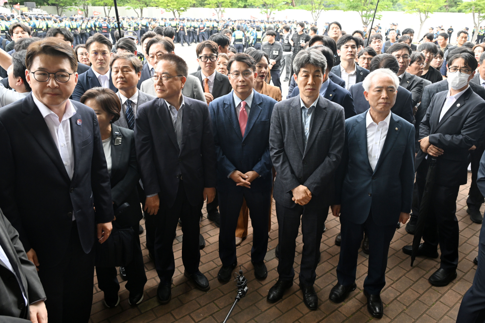 ▲국회 전국동시지방선거 투표용지 부족 사태 등 국민 참정권 침해 진상규명 및 선거관리 개혁을 위한 국정조사 특별위원회가 2일 오전 서울 송파구 올림픽공원 핸드볼경기장에 대한 현장조사에 나선 가운데 윤상현 위원장과 위원들이 개표소 내부 진입을 대기하고 있다. 국회사진기자단