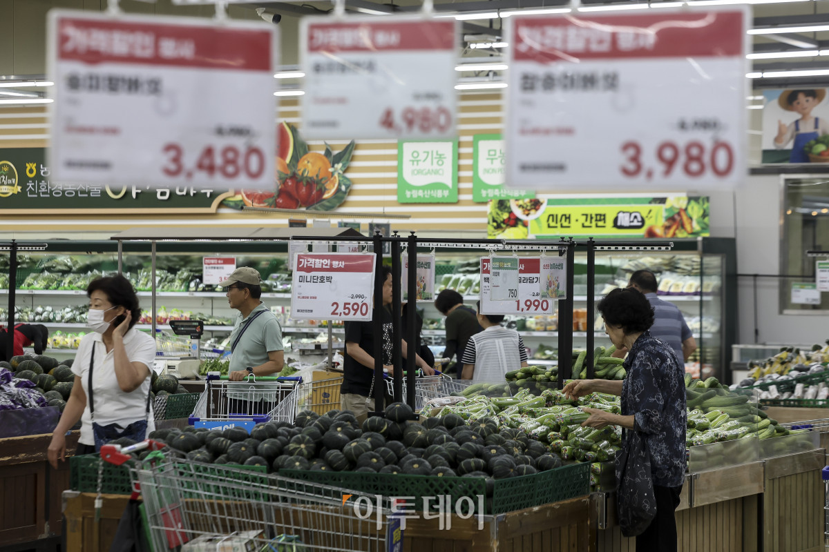 ▲지난달 소비자물가가 2년 6개월 만에 가장 큰 폭으로 상승한 가운데 2일 서울 시내의 한 대형마트를 찾은 시민들이 농수산물 코너에서 장을 보고 있다. 재경부에 따르면 6월 소비자물가 상승률은 3.2%로 전월(3.1%)보다 상승폭이 0.1%포인트 확대됐다. 중동 전쟁 여파로 국제 유가가 상승하며 석유류 물가가 4년 만에 최대 폭으로 상승한 여파로 보여진다. 고성준 기자 joonko1@