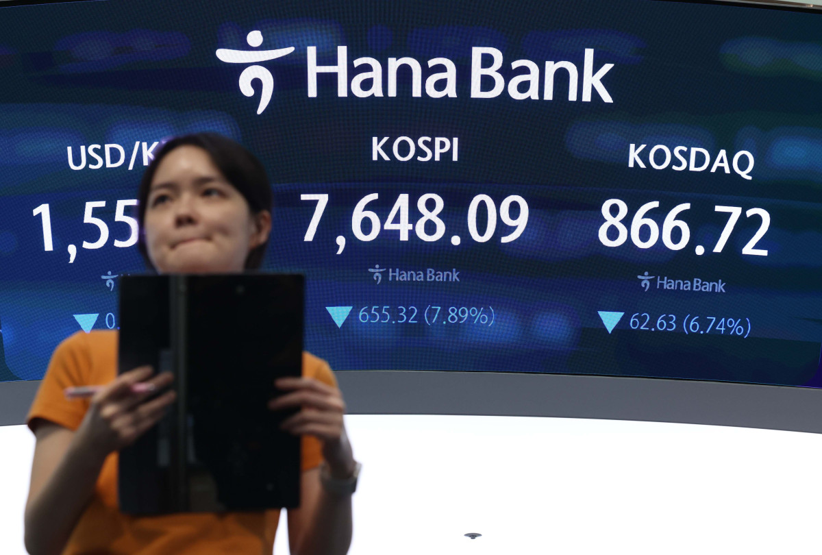▲인공지능(AI) 반도체 수요 감소 우려 확산에 코스피가 8% 가까운 급락세로 마감하며 8000선이 무너진 2일 서울 서울 중구 하나은행 본점 딜링룸에 시황이 표시되고 있다. 이날 코스피는 전장 대비 7.89% 폭락한 7648.09에 마감했다. 이날 4% 급락세로 출발한 코스피는 장중 8000선을 잠시 회복했다가 이내 하락폭을 키웠다. 8000선을 하회한 것은 지난달 11일 이후 처음이다. 급락세에 장 초반 코스피 시장에 매도 사이드카가 발동하기도 했다. 반도체 대형주가 동반 급락세로 마감했다. 삼성전자는 9%대, SK하이닉스는 14%대 급락했다. 코스닥은 전일보다 6.74% 내린 866.72에 마감했다. 장중 급락세에 매도 사이드카가 발동하기도 했다. 원·달러 환율은 전거래일 대비 0.9원 오른 1555.8원에 장을 마쳤다. 신태현 기자 holjjak@