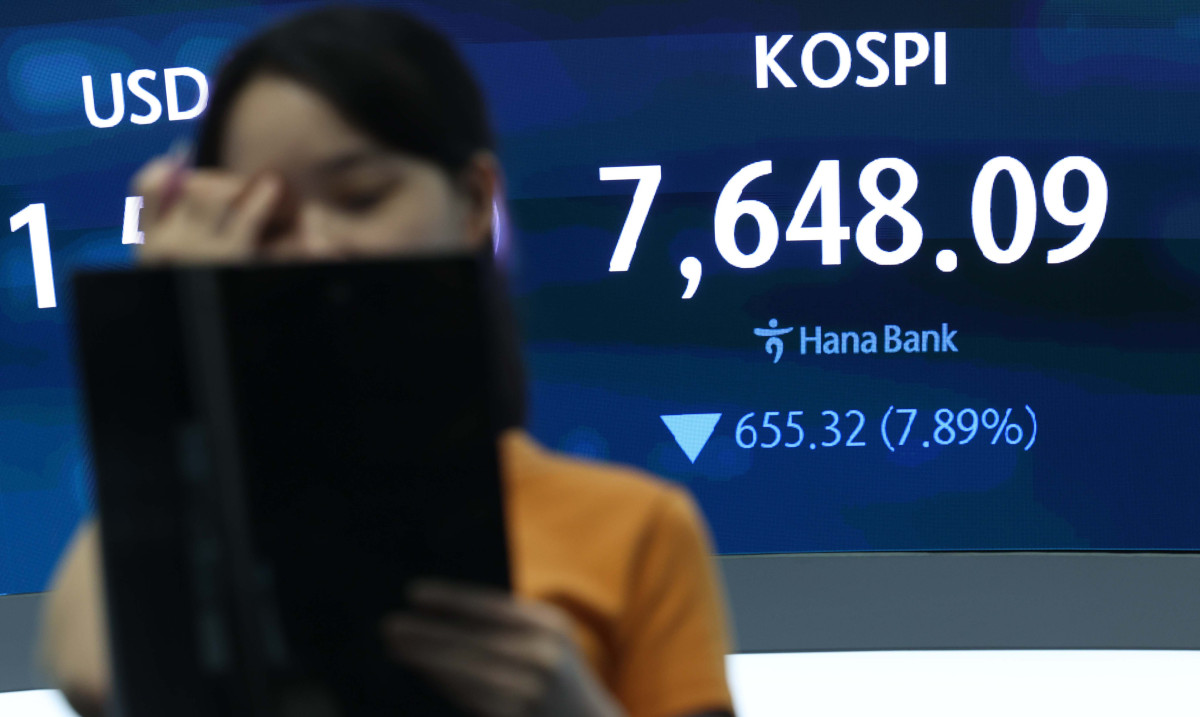 ▲인공지능(AI) 반도체 수요 감소 우려 확산에 코스피가 8% 가까운 급락세로 마감하며 8000선이 무너진 2일 서울 서울 중구 하나은행 본점 딜링룸에 시황이 표시되고 있다. 이날 코스피는 전장 대비 7.89% 폭락한 7648.09에 마감했다. 이날 4% 급락세로 출발한 코스피는 장중 8000선을 잠시 회복했다가 이내 하락폭을 키웠다. 8000선을 하회한 것은 지난달 11일 이후 처음이다. 급락세에 장 초반 코스피 시장에 매도 사이드카가 발동하기도 했다. 반도체 대형주가 동반 급락세로 마감했다. 삼성전자는 9%대, SK하이닉스는 14%대 급락했다. 코스닥은 전일보다 6.74% 내린 866.72에 마감했다. 장중 급락세에 매도 사이드카가 발동하기도 했다. 원·달러 환율은 전거래일 대비 0.9원 오른 1555.8원에 장을 마쳤다. 신태현 기자 holjjak@