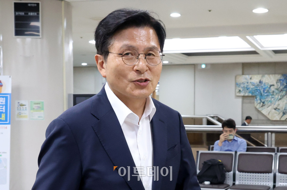 ▲12·3 비상계엄 선포와 관련해 내란선동 등 혐의로 기소된 황교안 자유와혁신 대표(전 국무총리)가 2일 서울 서초구 서울중앙지법에서 열린 1차공판에 출석하고 있다. 고이란 기자 photoeran@
