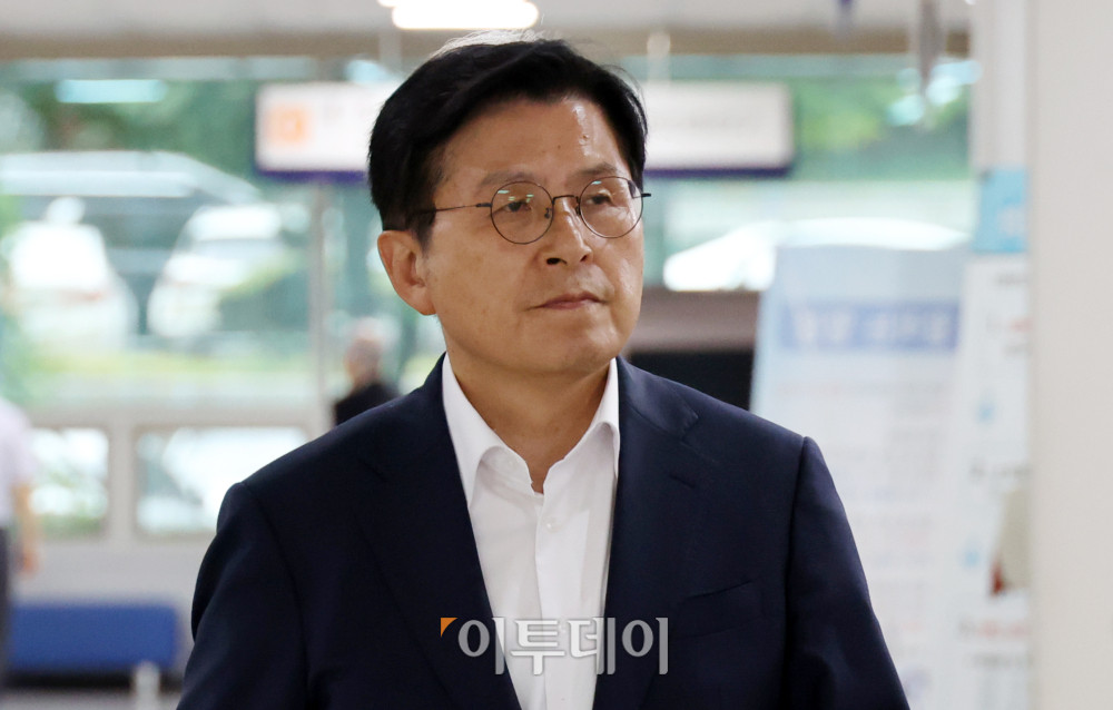 ▲12·3 비상계엄 선포와 관련해 내란선동 등 혐의로 기소된 황교안 자유와혁신 대표(전 국무총리)가 2일 서울 서초구 서울중앙지법에서 열린 1차공판에 출석하고 있다. 고이란 기자 photoeran@