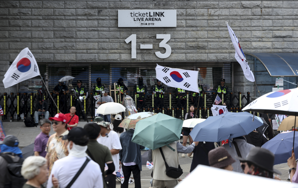▲1일 오후 서울 송파구 올림픽공원 핸드볼경기장 인근에서 6·3 지방선거 투표용지 부족사태에 항의하는 '개표소 봉쇄시위' 참가자들이 "부정선거 재선거 당일투표 수개표"를 외치고 있다. 고성준 기자 joonko1@
