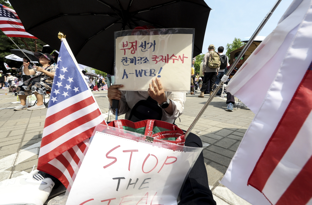 ▲1일 오후 서울 송파구 올림픽공원 핸드볼경기장 인근에서 6·3 지방선거 투표용지 부족사태에 항의하는 '개표소 봉쇄시위' 참가자들이 "부정선거 재선거 당일투표 수개표"를 외치고 있다. 고성준 기자 joonko1@