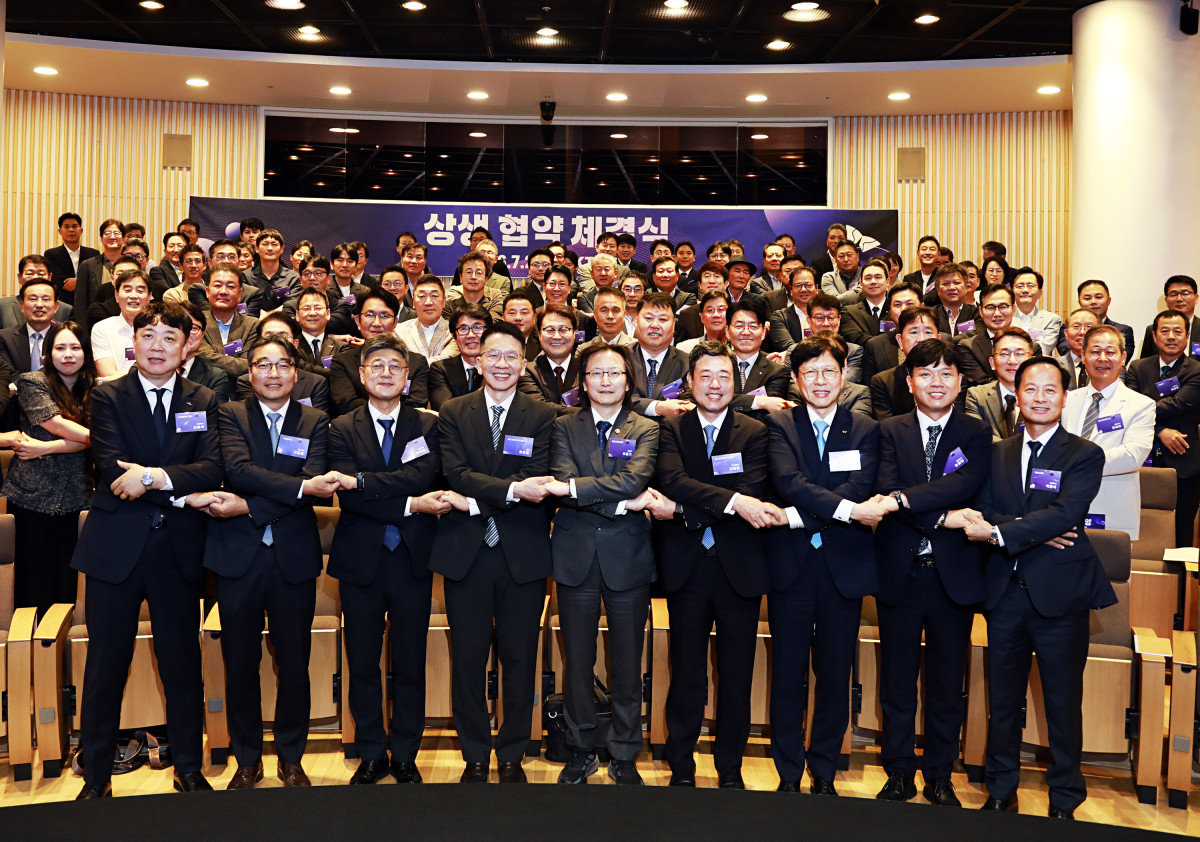 ▲2일 서울 중구 SKT타워에서 열린 ‘SK-1·2·3차 협력사 간 상생 협약’ 체결식에서 정재헌 SK텔레콤 CEO, 최창원 SK수펙스추구협의회 의장, 주병기 공정거래위원장, 지동섭 SK수펙스추구협의회 SV위원장, 안현 SK하이닉스 사장(앞줄 왼쪽 3번째부터) 등 참석자들이 기념 촬영을 하고 있다. (사진=SK)