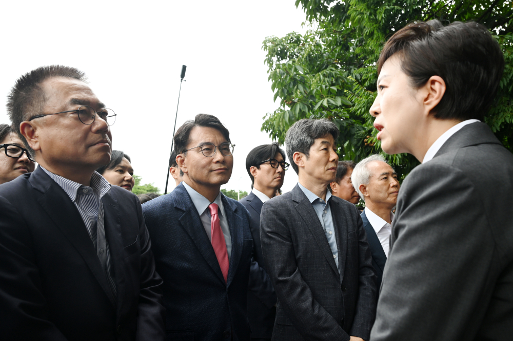 ▲국회 전국동시지방선거 투표용지 부족 사태 등 국민 참정권 침해 진상규명 및 선거관리 개혁을 위한 국정조사 특별위원회가 2일 오전 서울 송파구 올림픽공원 핸드볼경기장에 대한 현장조사에 나선 가운데 윤상현 위원장과 여야 간사들이 김은혜 의원과 대화를 하고 있다. 국회사진기자단