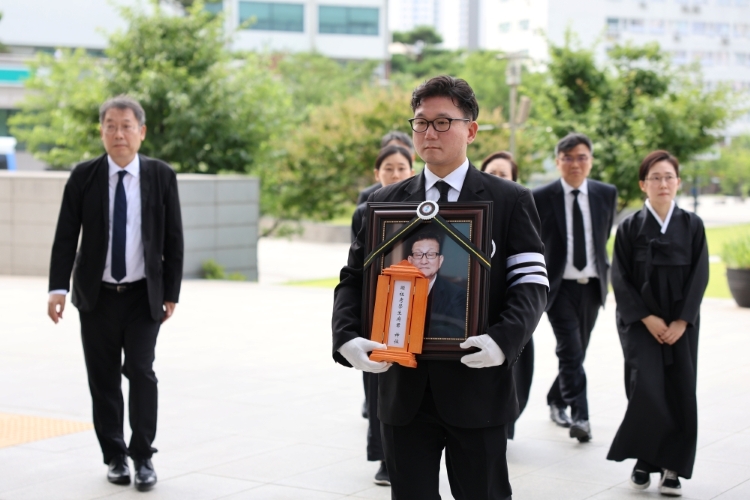 ▲조성우 광운대학교 참빛인재대학 교학팀장이 1일 고(故) 조무성 광운대학교 초대총장의 영정을 들고 영결식장으로 향하고 있다. (사진=광운대)