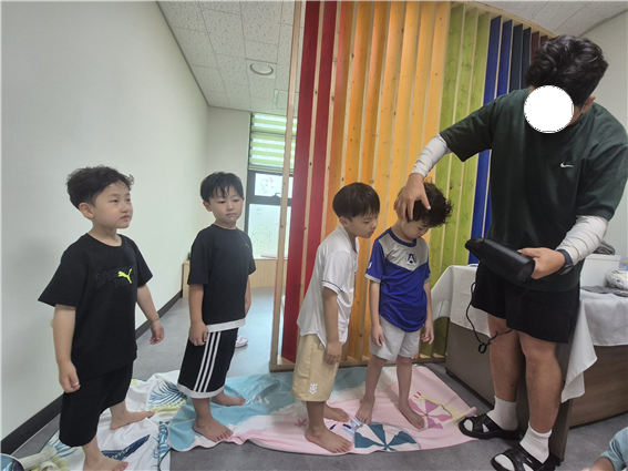 ▲물놀이를 마친 물빛나래유치원 유아들이 학부모 자원봉사자의 도움을 받으며 차례를 기다리고 있다. 이번 물놀이 체험은 교직원의 정성과 학부모의 헌신이 더해져 교육공동체가 함께 만든 여름 배움의 장이 됐다. (물빛나래유치원)