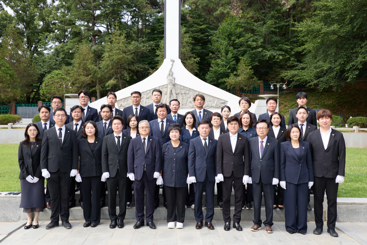 ▲장정순 용인특례시의회 의장과 제10대 의원들이 2일 처인구 김량장동 현충탑을 찾아 참배한 뒤 기념 촬영을 하고 있다. (용인특례시의회)