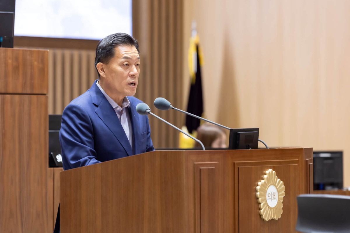 ▲이재준 수원특례시장이 2일 수원특례시의회 본회의장에서 열린 제13대 의회 개원식에서 축사를 하고 있다. 이 시장은 이날 "시민 앞에서 우리는 모두 수원당"이라며 민선 9기 행정과 의회의 협치를 강조했다. (이재준 수원시장 페이스북 캡처)