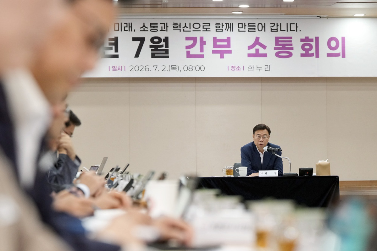 ▲상진 성남시장이 2일 시청 한누리에서 열린 민선 9기 첫 7월 간부 소통회의를 주재하며 민생과 안전 중심의 시정 운영 방향을 강조하고 있다. 신 시장은 이날 러브버그·도로 파임 등 생활민원 적극 대응과 탄천 물놀이장 수질 관리, 성남시의료원 명의 50명 교류 목표 등을 주문했다. (성남시)