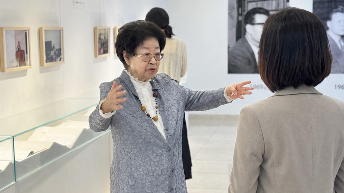 ▲강인숙 영인문학관 관장이 신세계면세점 VIP 고객들과 함께 고(故) 이어령 선생 특별전 ‘강단에서 만나는 이어령’을 둘러보며 설명하고 있다. (사진제공=신세계면세점)