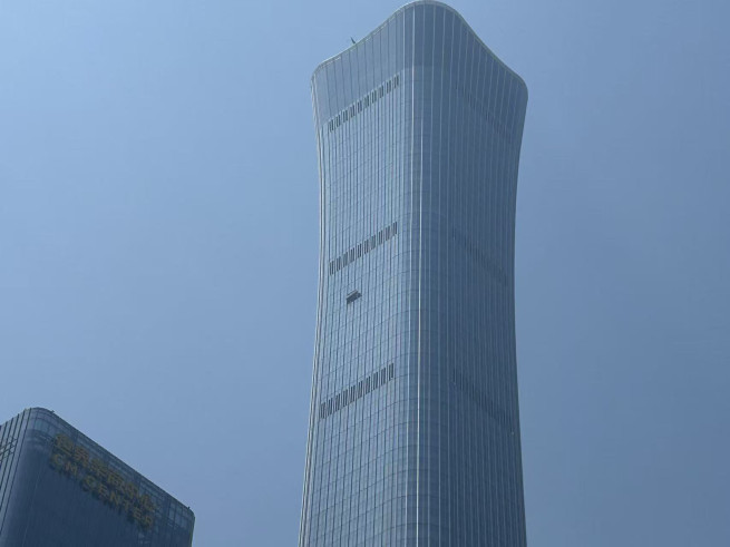 ▲28일 낮 중국 베이징 중심업무지구(CBD)의 초고층 빌딩 시틱타워(CITIC Tower·중국존) 외벽에 이틀 전 경비행기 충돌로 생긴 흔적이 남아 있다. (연합뉴스)