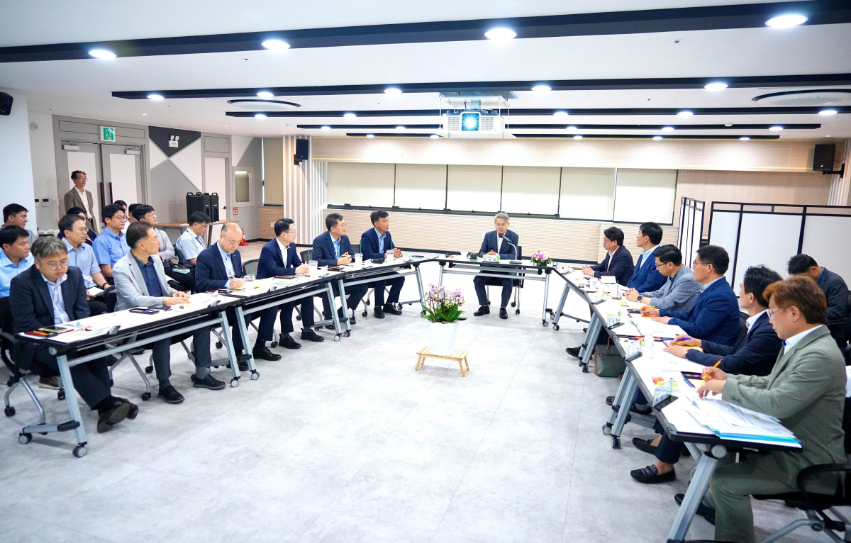 ▲민형배 전남광주통합특별시장이 2일 한국수자원공사 영산강·섬진강유역본부를 찾아 생활·산업용수 공급 방안을 점검하고 있다. (사진제공=전남광주통합특별시)