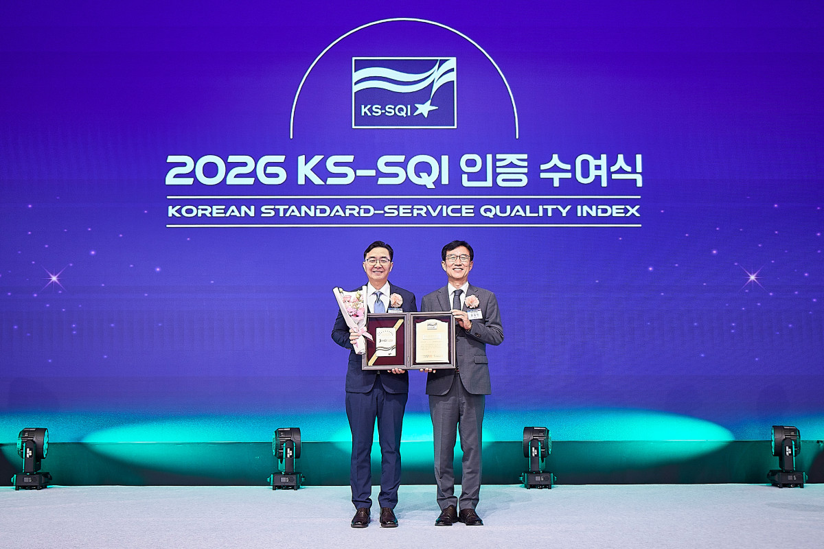 ▲2일 최찬호(왼쪽) HD현대오일뱅크 영업지원부문장이 한국서비스품질지수(KS-SQI) 조사에서 12년 연속 주유소 부문 1위를 수상한 뒤 기념 사진을 촬영하고 있다. (사진제공=HD현대)
