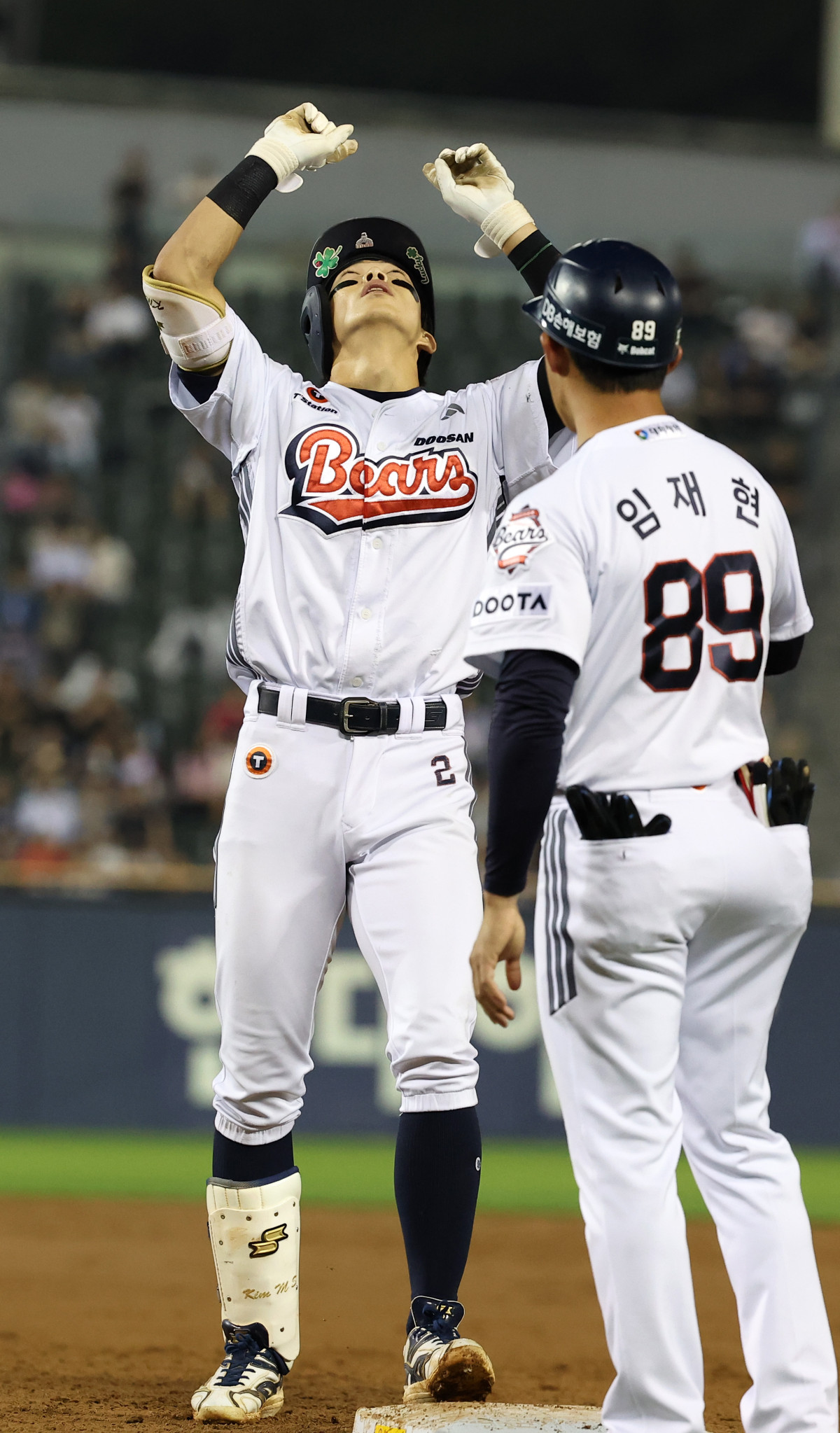 ▲2일 서울 송파구 잠실야구장에서 열린 2026 프로야구 롯데 자이언츠 vs 두산 베어스 경기, 3회말 두산 김민석이 우중간 안타를 때린 뒤 세레머니를 하고 있다. (뉴시스)