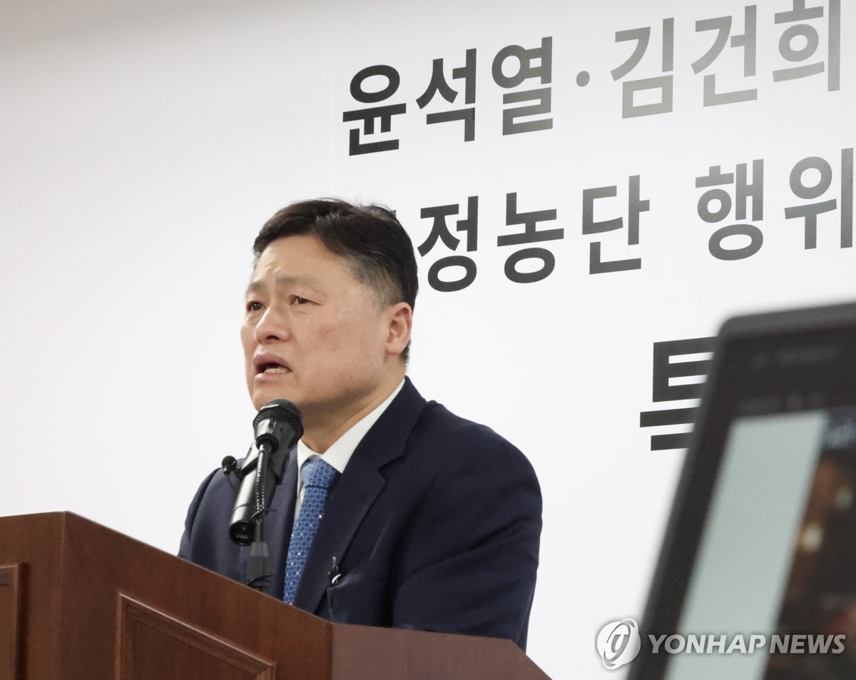 ▲권창영 2차 종합특별검사팀 김정민 특검보가 3일 과천 특검사무실에서 김명수 전 합참의장 등 전직 군 지휘부 4인 기소 관련 브리핑을 하고 있다. (연합뉴스)