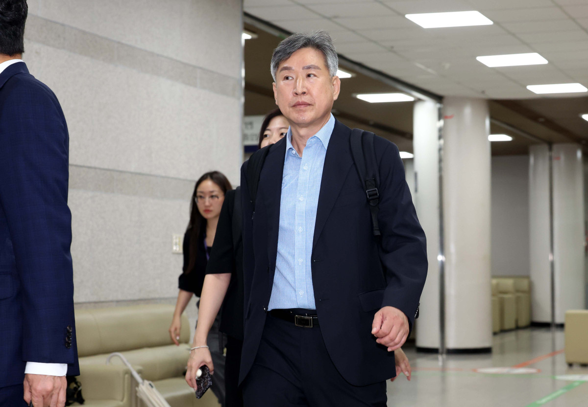 ▲12·3 비상계엄에 가담한 혐의를 받는 김종욱 전 해양경찰청장이 3일 서울 서초구 서울중앙지방법원에서 열린 구속 전 피의자 심문(영장실질심사)에 출석하고 있다. 신태현 기자 holjjak@