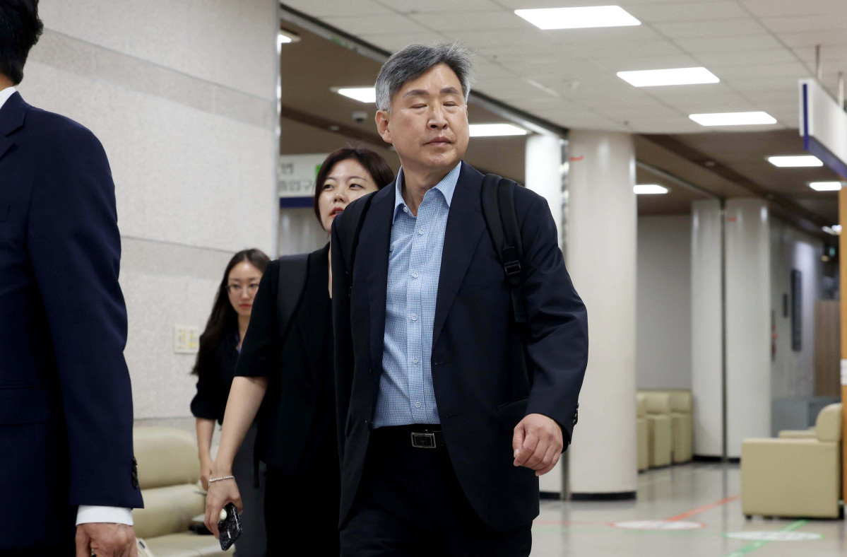 ▲12·3 비상계엄에 가담한 혐의를 받는 김종욱 전 해양경찰청장이 3일 서울 서초구 서울중앙지방법원에서 열린 구속 전 피의자 심문(영장실질심사)에 출석하고 있다. 신태현 기자 holjjak@